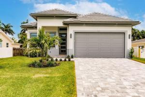 a house with a garage at Luxury Naples 4br W Pool Near Vanderbilt Beach in Naples