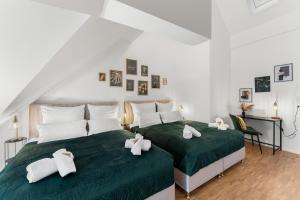 a bedroom with two beds with towels on them at flair Alte Brauerei I Altstadt I Parkplatz I Kaffee I Highspeed WLAN I Xbox I Disney plus in Kitzingen