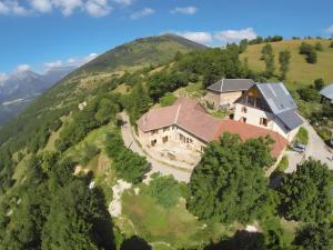 une vue aérienne sur une maison sur une montagne dans l'établissement Maison D'hôte -Au Balcon De L'Obiou, à Les Cotes de Corps