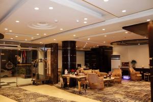 eine Lobby mit Stühlen und einem Tisch in einem Zimmer in der Unterkunft Dior Inn serviced apartments in Dschidda
