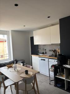 Η κουζίνα ή μικρή κουζίνα στο Welcome to your cozy getaway! in saint chamond