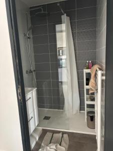 Ένα μπάνιο στο Welcome to your cozy getaway! in saint chamond