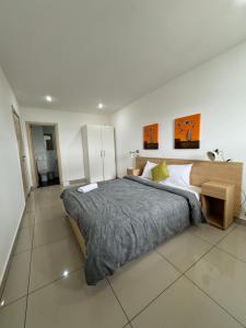 a bedroom with a large bed in a room at Leebo Spaces at The Gallery in Trofwi