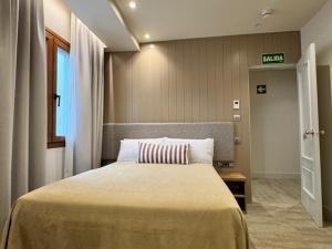 Ένα ή περισσότερα κρεβάτια σε δωμάτιο στο Hotel Vélez