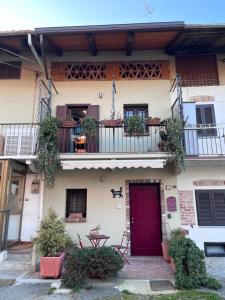 una casa con una porta rossa e un balcone di Casa MaMaRì a Ciriè