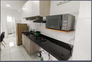una cocina con microondas y encimera en Apartment in Morumbi, en São Paulo
