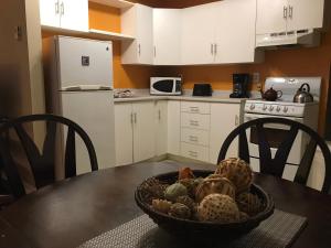 O bucătărie sau chicinetă la Westmount Manor Unit 7 - 2 Bedroom Apartment +3 fotografii