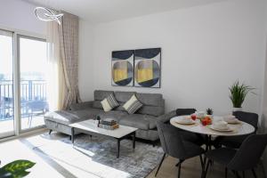 Posezení v ubytování Lavish 2 BHK in Yas Island near Ferrari world and Sea world