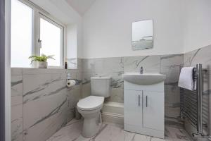 Countryside Hot Tub Games Area في Bunny: حمام أبيض مع مرحاض ومغسلة