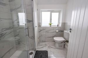 Countryside Hot Tub Games Area في Bunny: حمام مزود بمرحاض ودش زجاجي +28 صورة