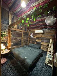 une chambre avec un lit dans une pièce en bois dans l'établissement Mộc HomeStay Trạm Tâu, à Trạm Tấu