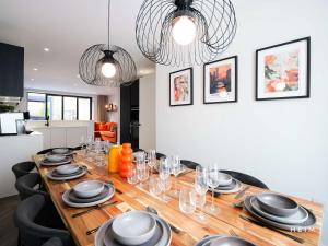 tavolo da pranzo con piatti e bicchieri di Eden at The Heim Residences a Manchester