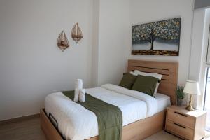 Postel nebo postele na pokoji v ubytování Lavish 2 BHK in Yas Island near Ferrari world and Sea world