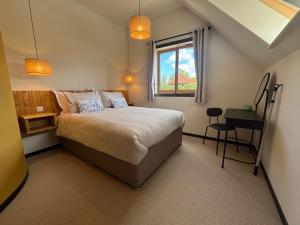 BulmerにあるKing room with private bathroom in Bulmer Streetのベッドルーム1室(ベッド1台、窓、デスク付)
