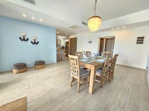 Posezení v ubytování 2BR Beach Condo • Prime Location Across Hard Rock