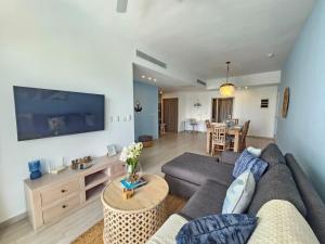 Posezení v ubytování 2BR Beach Condo • Prime Location Across Hard Rock