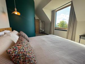 BulmerにあるKing room with private bathroom in Bulmer Streetの大きな窓のあるベッドのある寝室