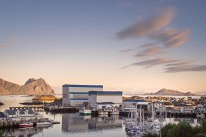 Una vista de un puerto con barcos en el agua. en Seaview and private roof top terrace with jacuzzi in Lofoten, en Svolvær 34 fotos más
