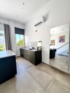 una cucina con un lavandino e un grande specchio di Casa Felipe 4 ad Adeje