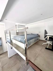 una camera da letto con un letto a castello e una scrivania di Casa Felipe 4 ad Adeje Altre 12 foto