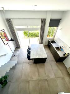 un soggiorno con un tavolo e una grande finestra di Casa Felipe 4 ad Adeje