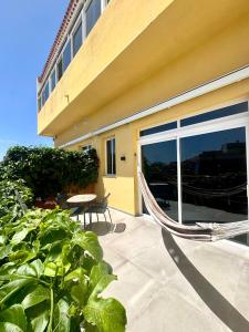 patio con amaca di fronte a un edificio di Casa Felipe 4 ad Adeje