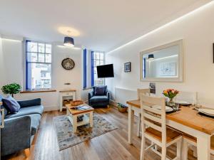 ブリクサムにある3 Bed in Brixham BX078のテーブルとダイニングルームのあるリビングルーム