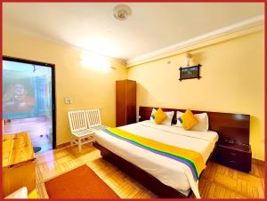 Postel nebo postele na pokoji v ubytování Mall Road Hotel Orchid Nainital Near Naini lake - A Luxury Family Cottage with Wifi - Restaurant - Parking Available - Top Rated Hotel In Nainital - Book Now + 14 fotografií