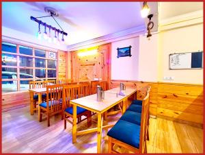Posezení v ubytování Mall Road Hotel Orchid Nainital Near Naini lake - A Luxury Family Cottage with Wifi - Restaurant - Parking Available - Top Rated Hotel In Nainital - Book Now