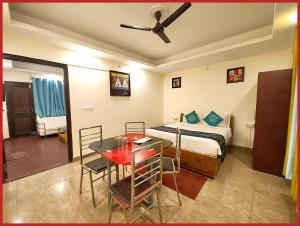 Postel nebo postele na pokoji v ubytování Mall Road Hotel Orchid Nainital Near Naini lake - A Luxury Family Cottage with Wifi - Restaurant - Parking Available - Top Rated Hotel In Nainital - Book Now