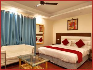 Postel nebo postele na pokoji v ubytování Mall Road Hotel Orchid Nainital Near Naini lake - A Luxury Family Cottage with Wifi - Restaurant - Parking Available - Top Rated Hotel In Nainital - Book Now