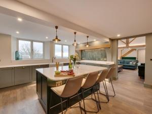 セドバーグにある7 Bed in Sedbergh 93325の大きな島(椅子、テーブル付)のあるキッチンが備わります。