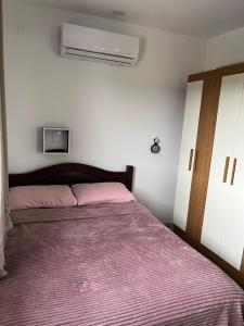 Ένα ή περισσότερα κρεβάτια σε δωμάτιο στο Apartamento aconchegante e completo