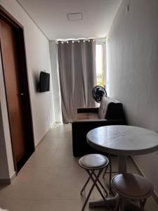 una sala de estar con un sofá y una mesa en Flat 105, en Tamandaré
