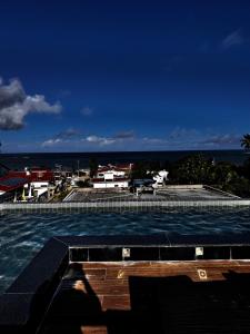 una piscina con vista al mar en Flat 105, en Tamandaré 12 fotos más