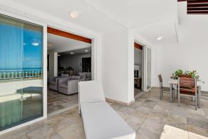 Bazén v ubytování Grand Miramar A401 nebo v jeho okolí