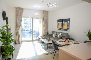 Posezení v ubytování Lavish 2 BHK in Yas Island near Ferrari world and Sea world