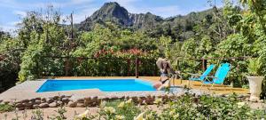Ein Mann steht neben einem Pool in der Unterkunft Mirador Jungle El Macuti in Rurrenabaque + 119 Fotos