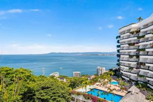 Bazén v ubytování Grand Miramar A402 nebo v jeho okolí