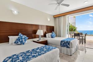 Postel nebo postele na pokoji v ubytování Grand Miramar A402 + 26 fotografií