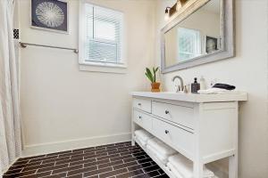 un bagno con lavandino e specchio di Alamo Getaway a San Antonio Altre 10 foto