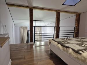 リヴィウにあるapartments Lviv Vernygory 14の部屋にベッドがある寝室