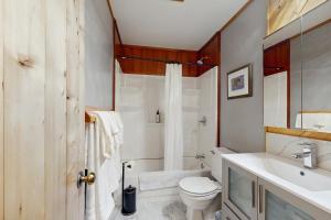 un baño con inodoro y lavabo en Sea to Ski Escape, en Alyeska