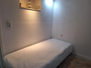 a small bedroom with a white bed in a room at Kleeblatt in Chemnitz