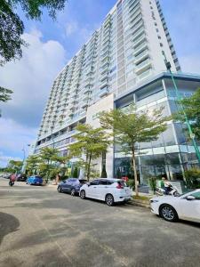 ein großes Gebäude, vor dem Autos parken in der Unterkunft ChouHouse's Homestay in Hue City 2 in Thôn Văn Dương