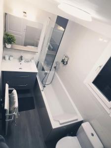 Les JuransにあるChalet entier avec spa 6 personnesのトイレと洗面台付きのバスルーム +15枚の写真