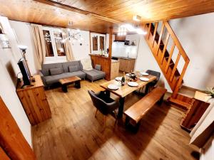 Les JuransにあるChalet entier avec spa 6 personnesのテーブルとソファのあるリビングルーム