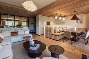 een woonkamer met een bank en een tafel bij Antarès ORION 201 - luxury apartment ski inski out in Méribel +16 foto's