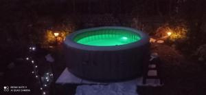 ein großer grüner Brunnen in einer Stadt bei Nacht in der Unterkunft Apartment Mira in Supetarska Draga