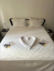 Postel nebo postele na pokoji v ubytování Grey Apartament